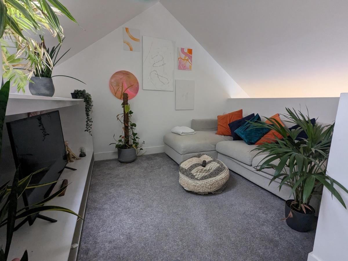 Costa Del Salford Apartment