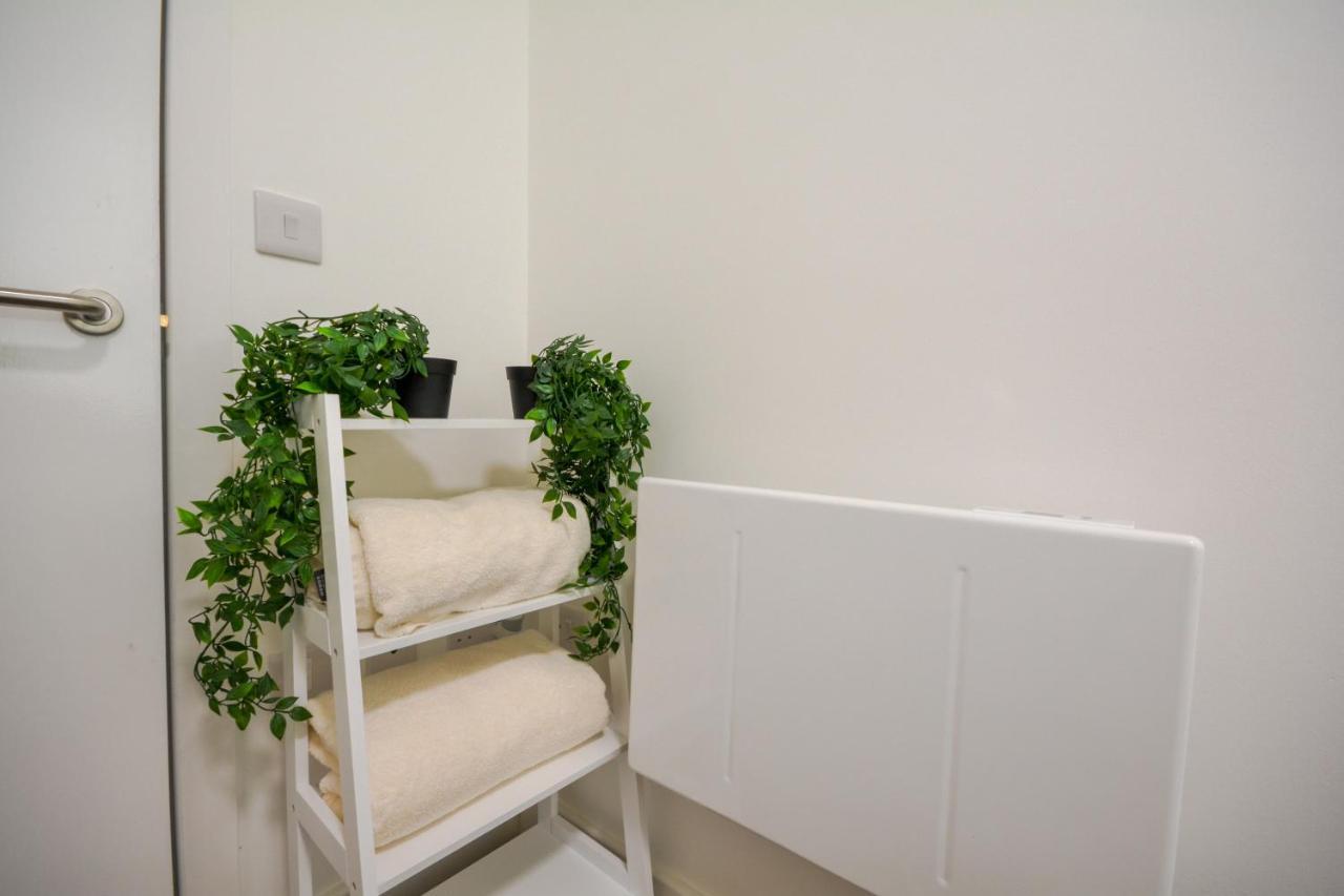 Stylish One-bedroom With Free Parking Sleeps 4 Apartment Manchester