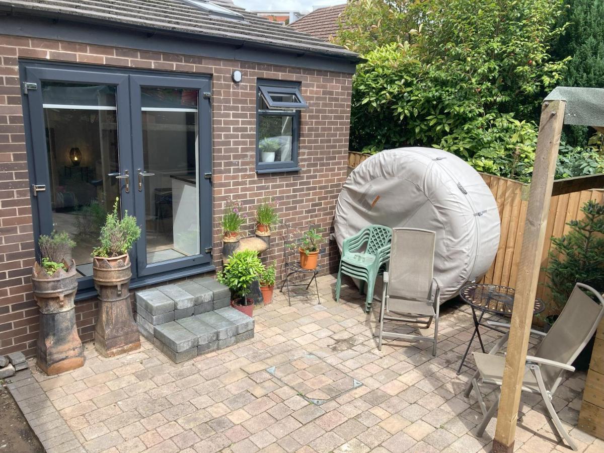 Beautiful Detached Private Annex In Great Location Apartment