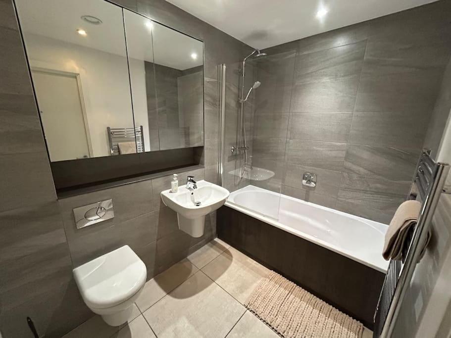 Modern And Spacious Centre Apartment
