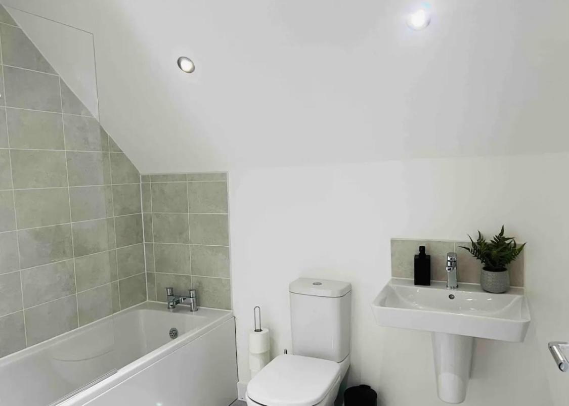 Luxurious New Built Kingsize Bedroom Homestay *
