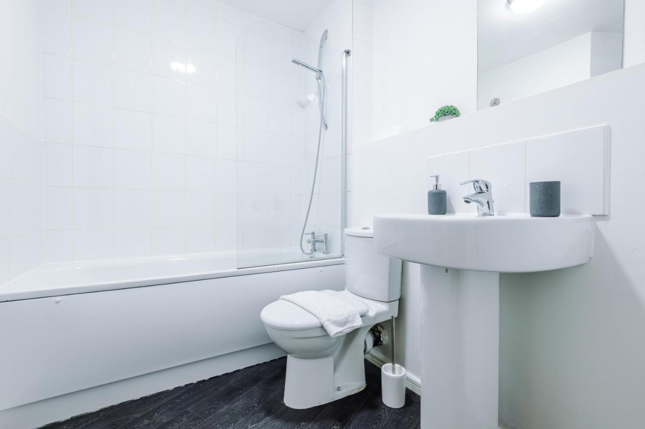 Appartement 2 Bed With Balcony Private Parking Near Etihad Stadium, Coop Live