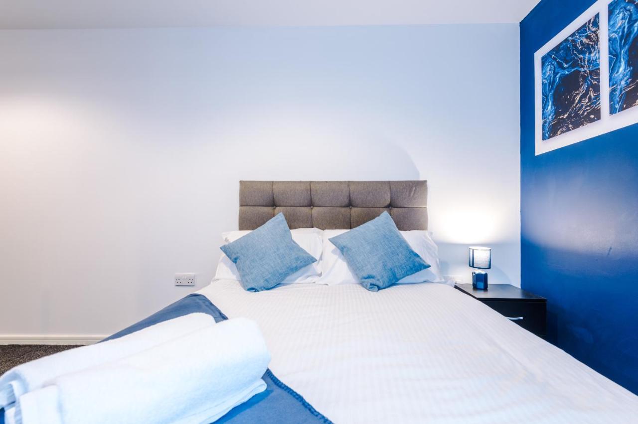 2 Bed With Balcony Private Parking Near Etihad Stadium, Coop Live