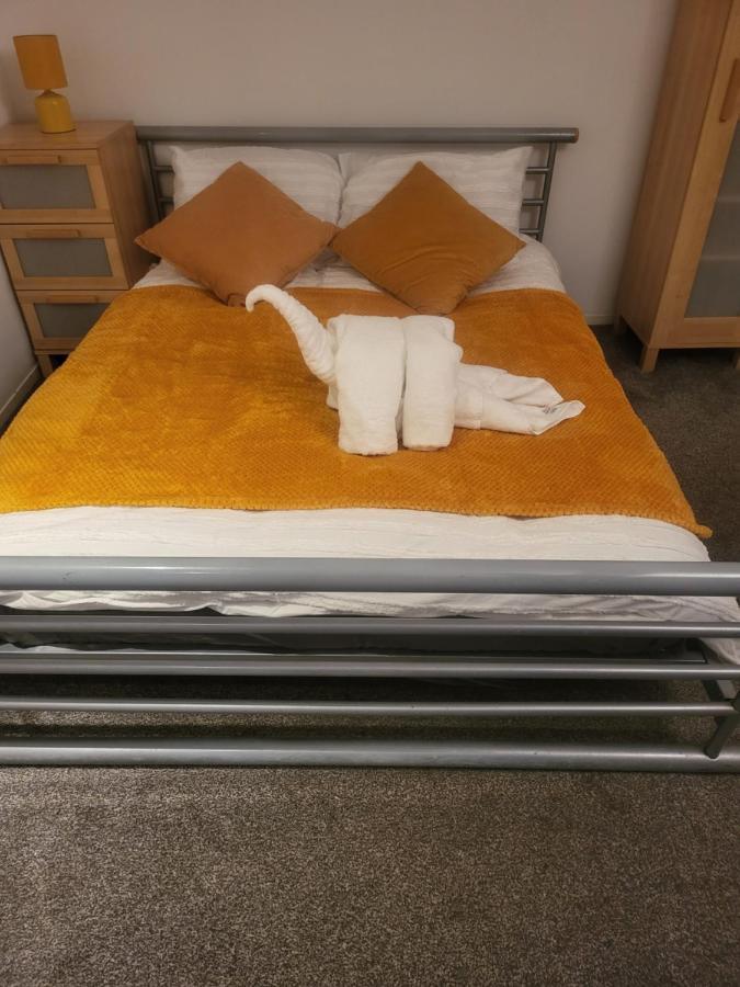 Luxury 2 Bed Apt On River, Wifi, Parking, Garden Apartment Manchester