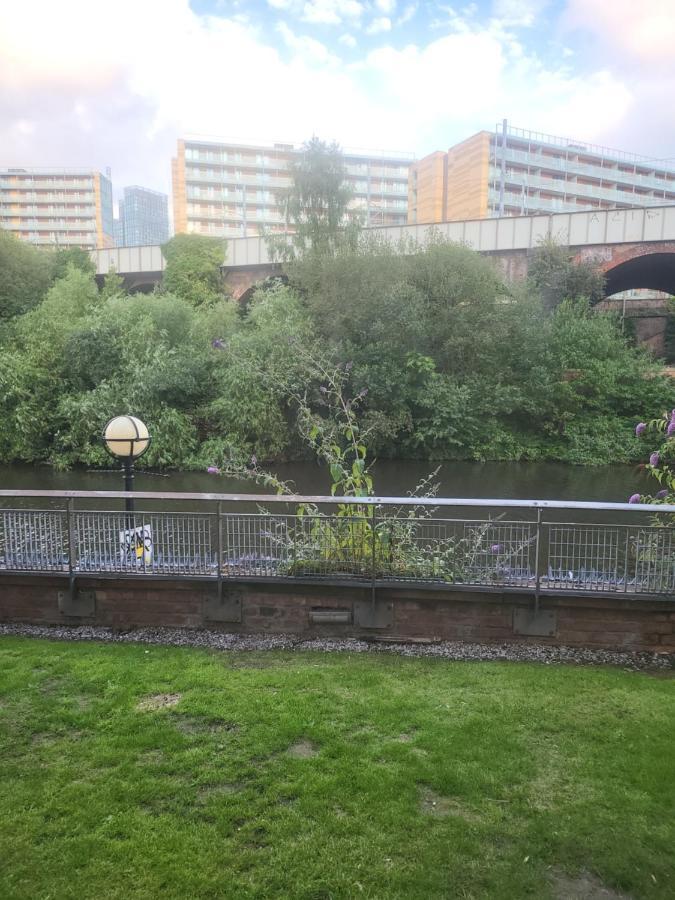 Luxury 2 Bed Apt On River, Wifi, Parking, Garden Apartment