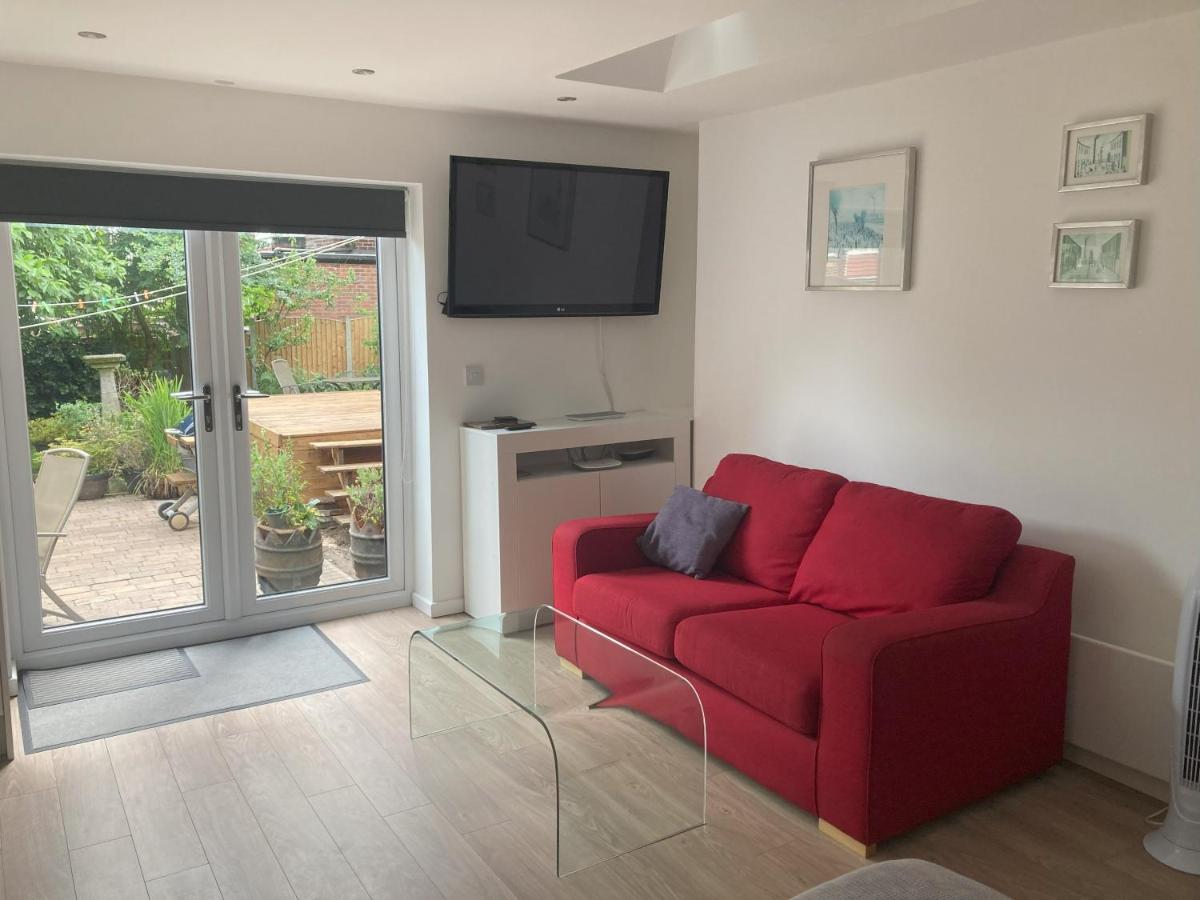 Beautiful Detached Private Annex In Great Location Apartment *