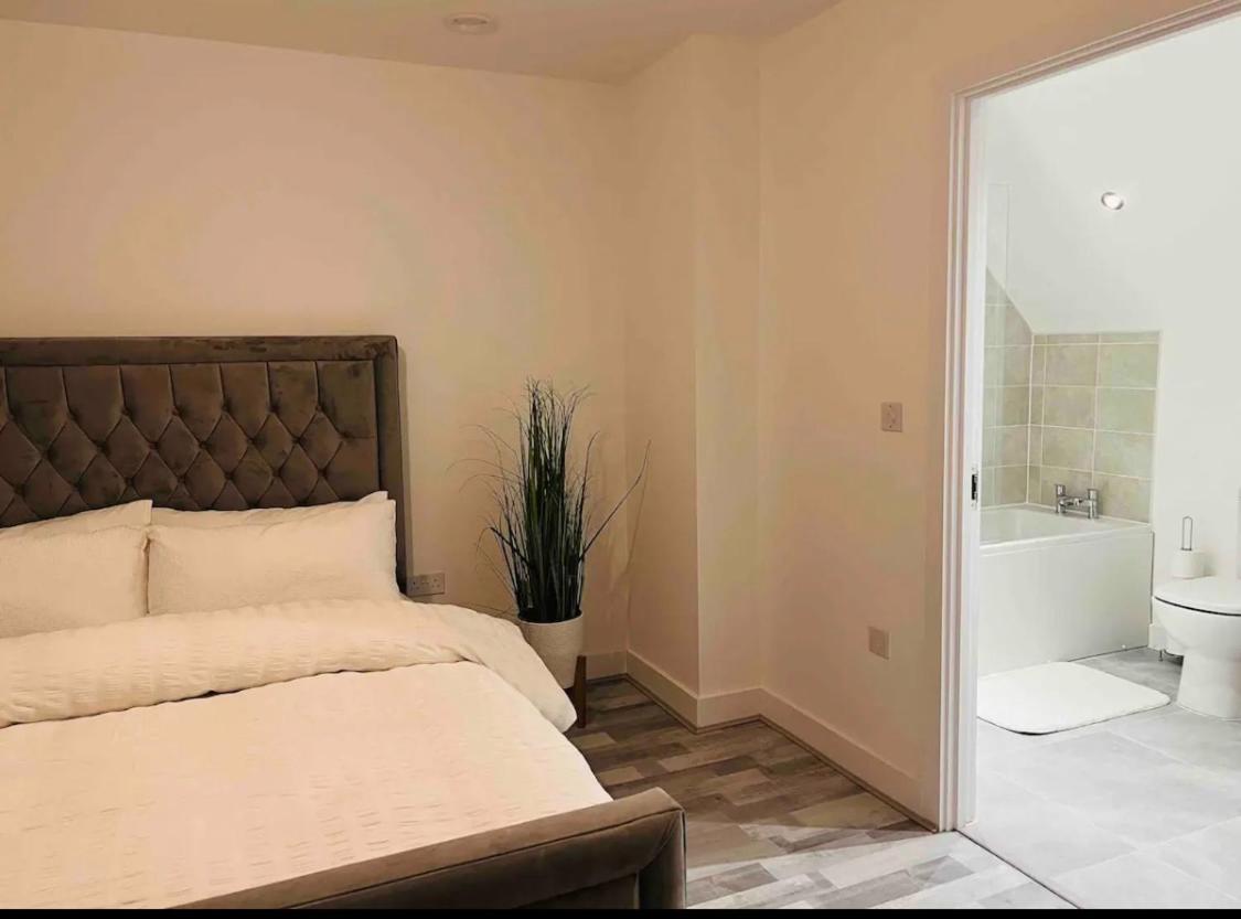 Luxurious New Built Kingsize Bedroom Homestay