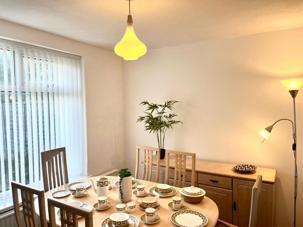 Spacious 3 Bedroom House - Sleeps 5 Apartment *