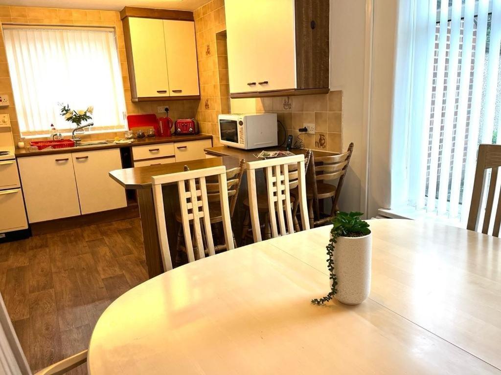 Spacious 3 Bedroom House - Sleeps 5 * Manchester