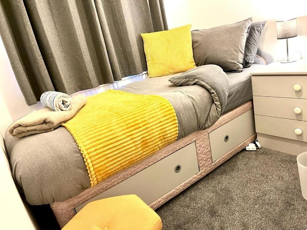 Spacious 3 Bedroom House - Sleeps 5 * Manchester