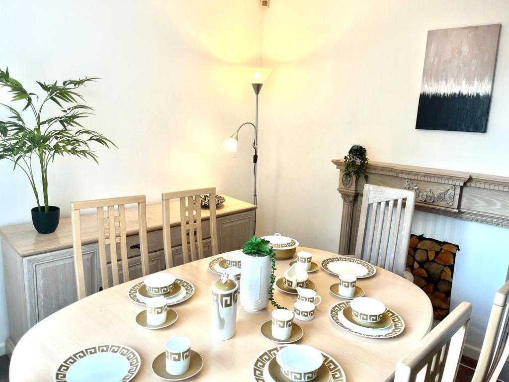 Spacious 3 Bedroom House - Sleeps 5 Apartment Manchester