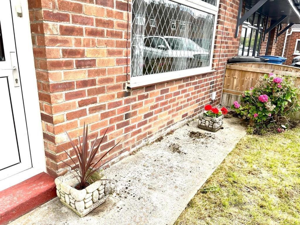 Spacious 3 Bedroom House - Sleeps 5 Manchester