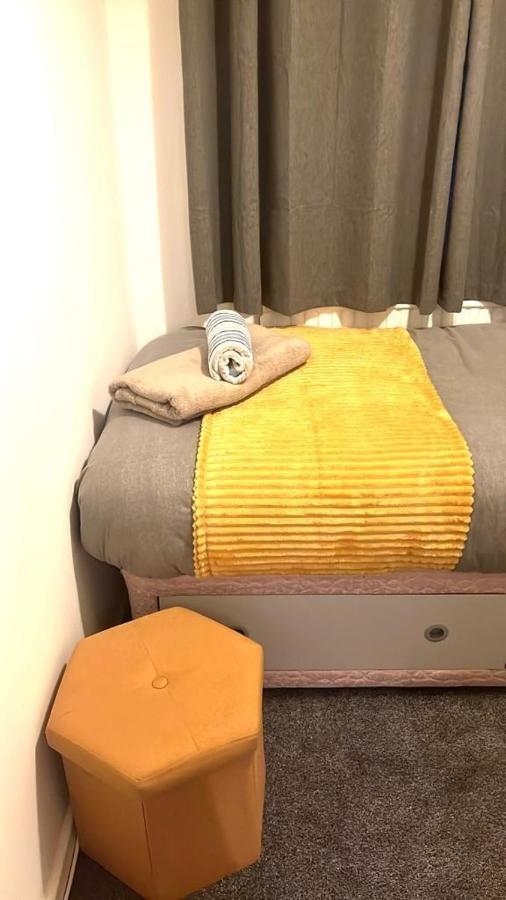 Spacious 3 Bedroom House - Sleeps 5 *