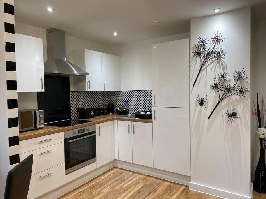 Stunning 2bd / Canal Views & Proximity To Man Utd Apartment *