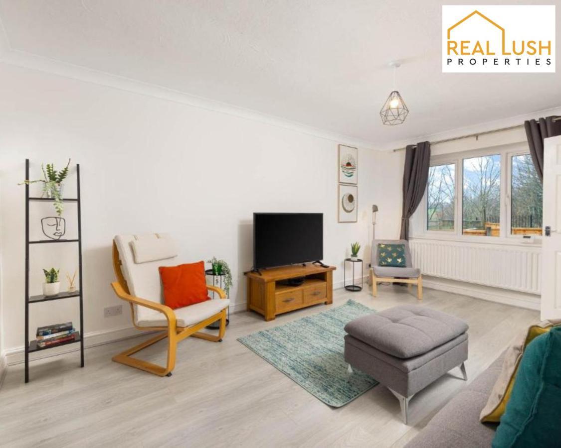 Spacious Three-bedroom House By Real Lush Properties In Plant Hill House Manchester