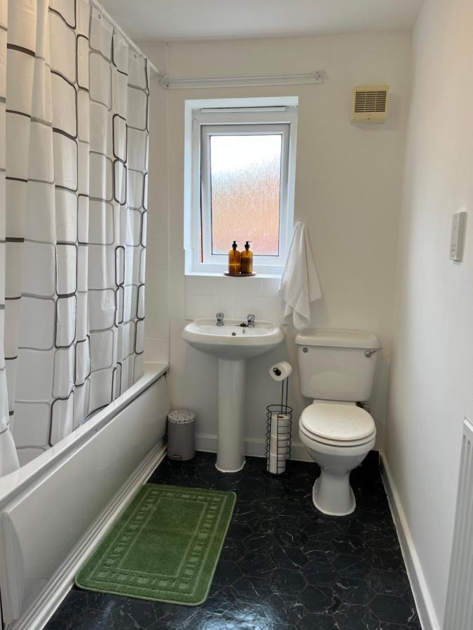 Vakantiehuis Spacious & Cosy Near Centre - Free Driveway Parking