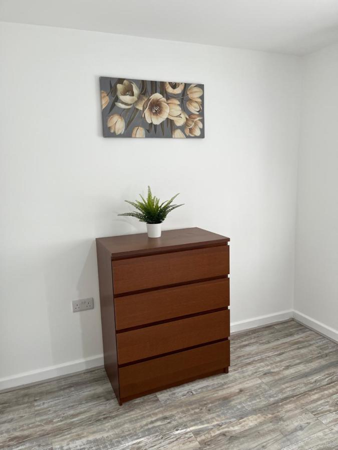 Spacious & Cosy Near Centre - Free Driveway Parking Manchester