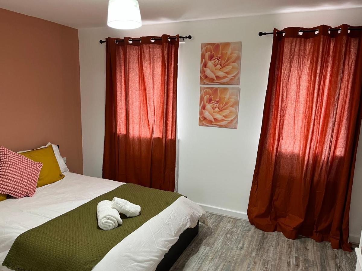 Spacious & Cosy Near Centre - Free Driveway Parking *