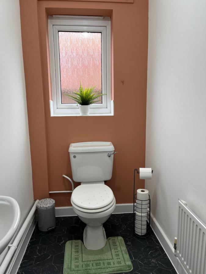 Spacious & Cosy Near Centre - Free Driveway Parking *