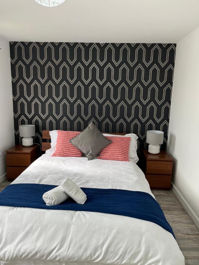 Spacious & Cosy Near Centre - Free Driveway Parking Vakantiehuis *