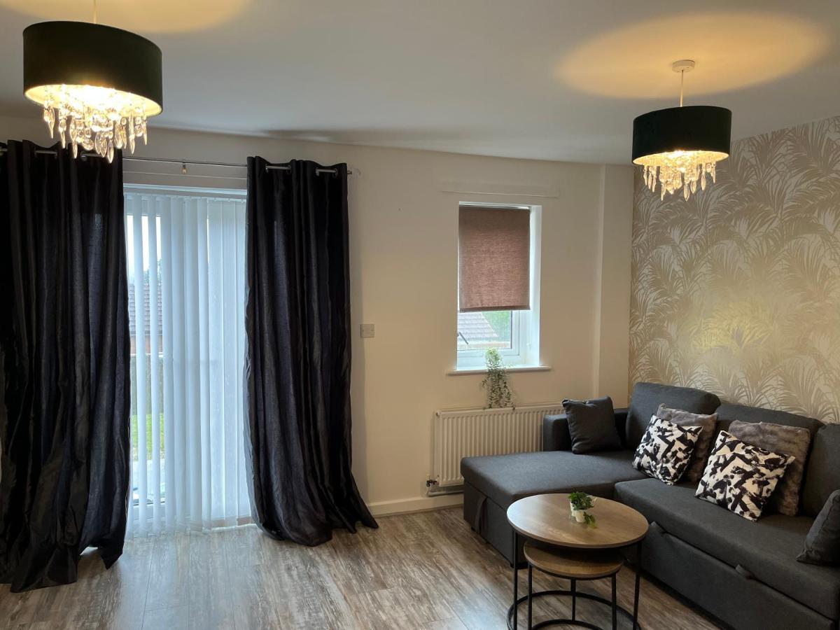 Spacious & Cosy Near Centre - Free Driveway Parking Vakantiehuis