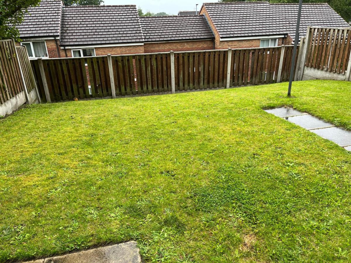 Spacious & Cosy Near Centre - Free Driveway Parking Vakantiehuis