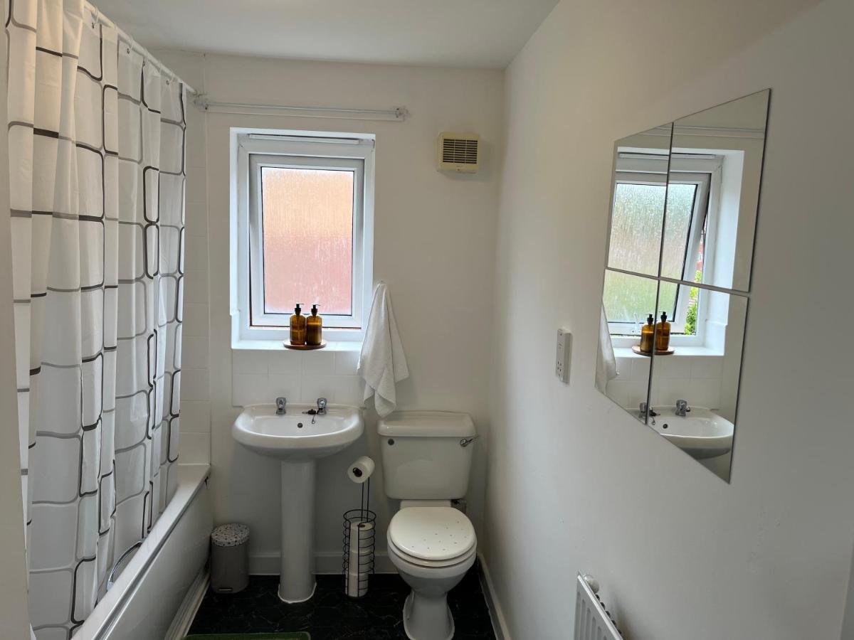 Spacious & Cosy Near Centre - Free Driveway Parking *