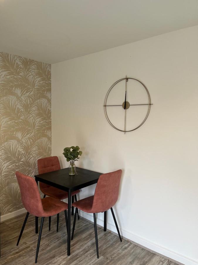 Spacious & Cosy Near Centre - Free Driveway Parking