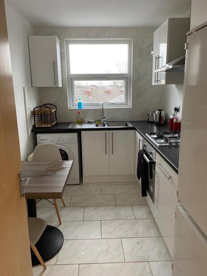 2 Bedroom Flat With Free Parking In *
