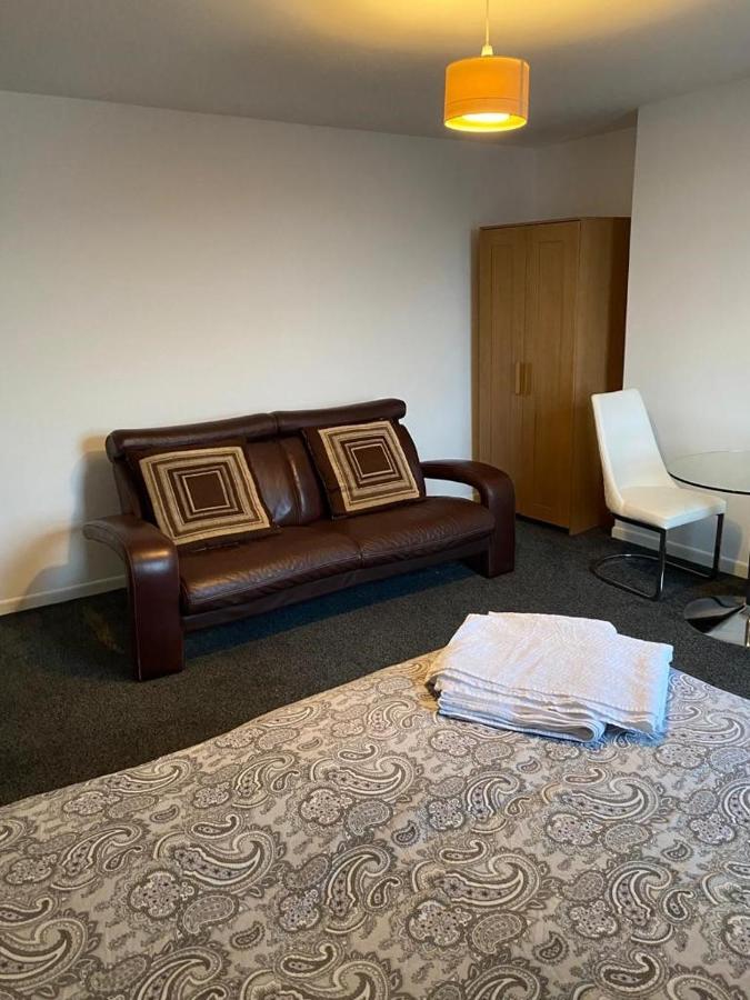 2 Bedroom Flat With Free Parking In Apartment *