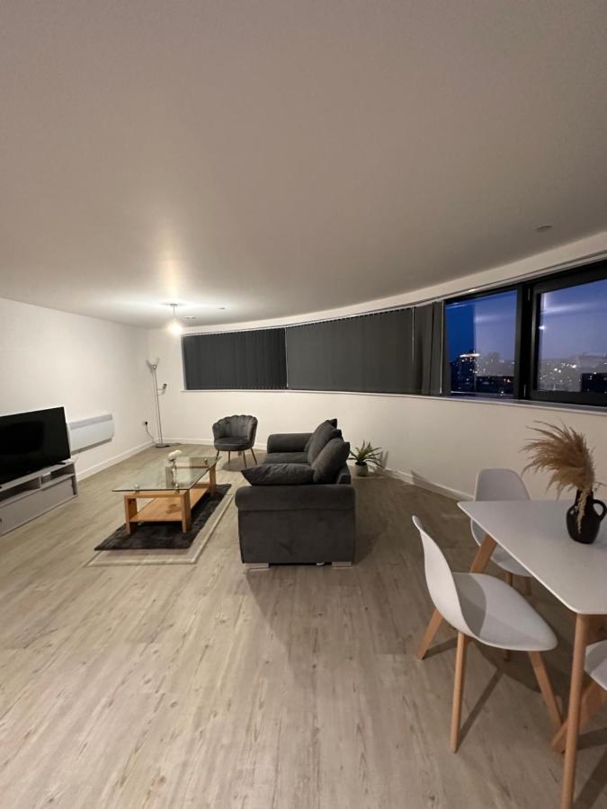 Stunning 2bedroom Apartment *