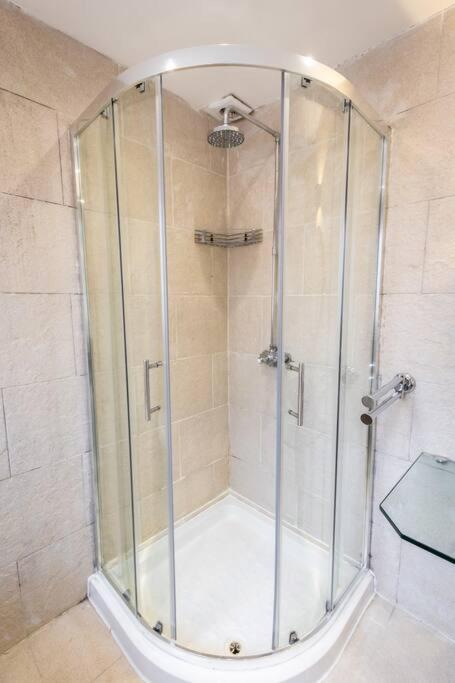 Holiday home Windsor House 3 Bedrooms Sleeps 8 Manchester