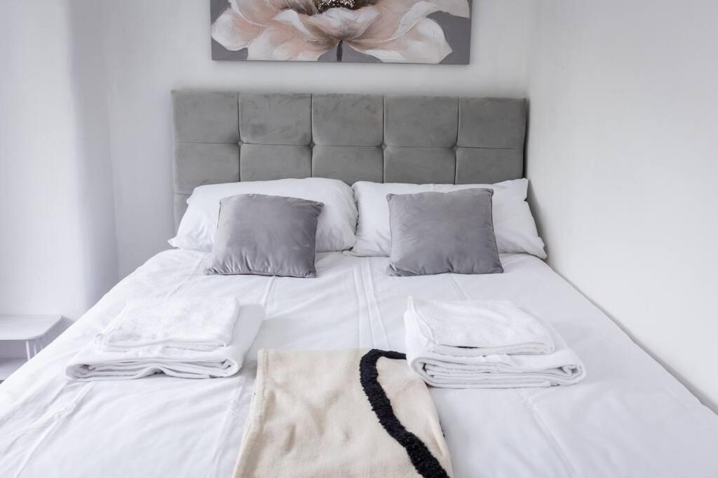Windsor House 3 Bedrooms Sleeps 8 * Manchester