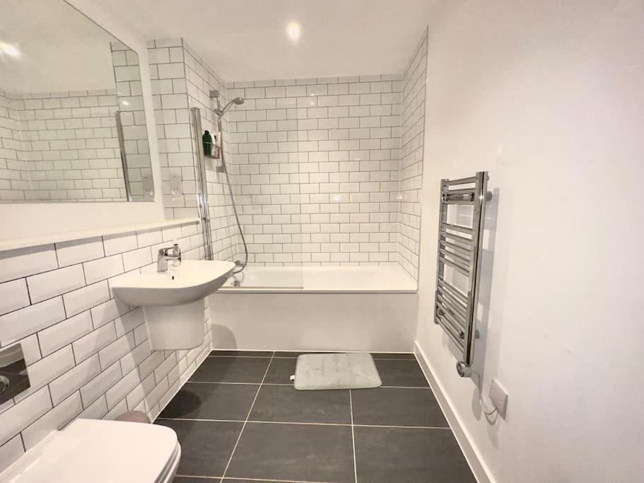 Apartment Morden 2 Bed - Old Trafford