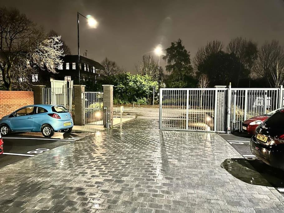 Morden 2 Bed - Old Trafford Apartment *