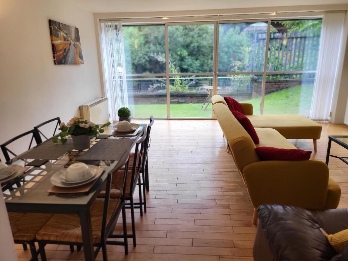 Luxury 2 Bed Apt On River, Wifi, Parking, Garden Apartment Manchester