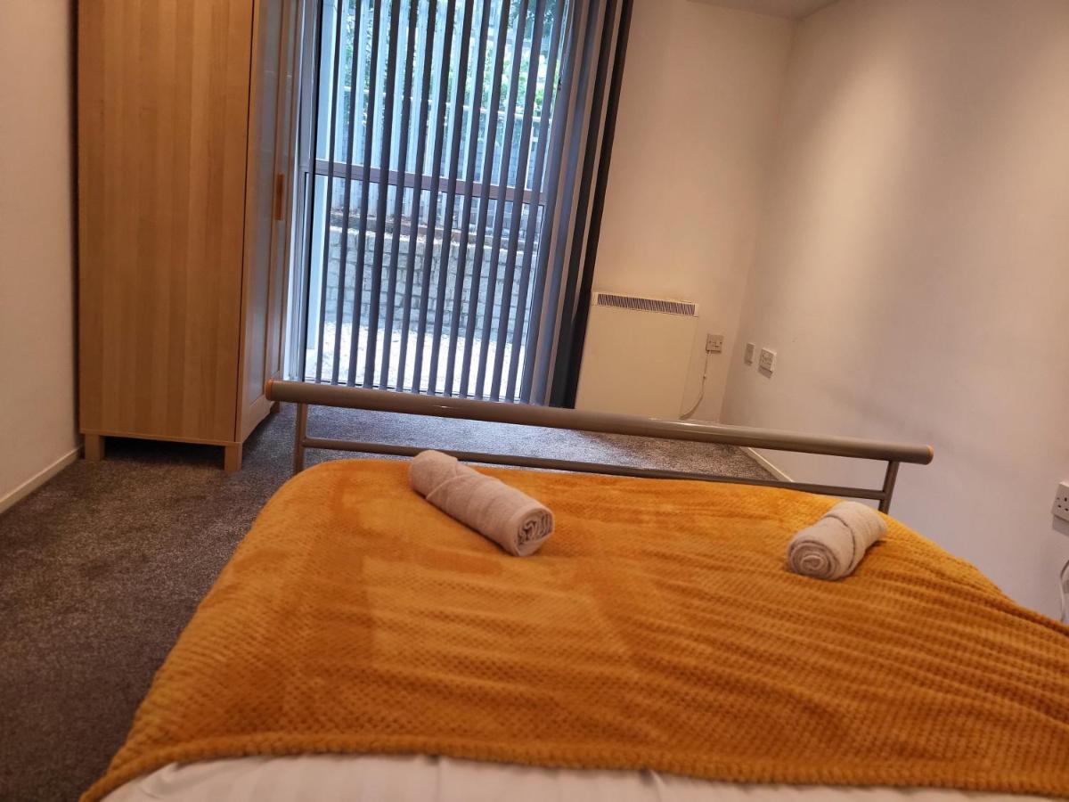 Luxury 2 Bed Apt On River, Wifi, Parking, Garden Apartment