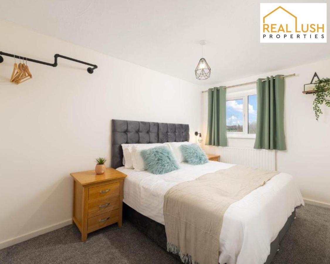 Spacious Three-bedroom House By Real Lush Properties In Plant Hill House * Manchester