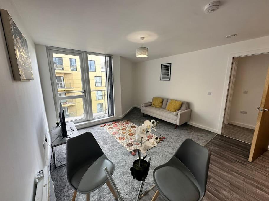 Super Mcr 1 Bed + Balcony Apartment