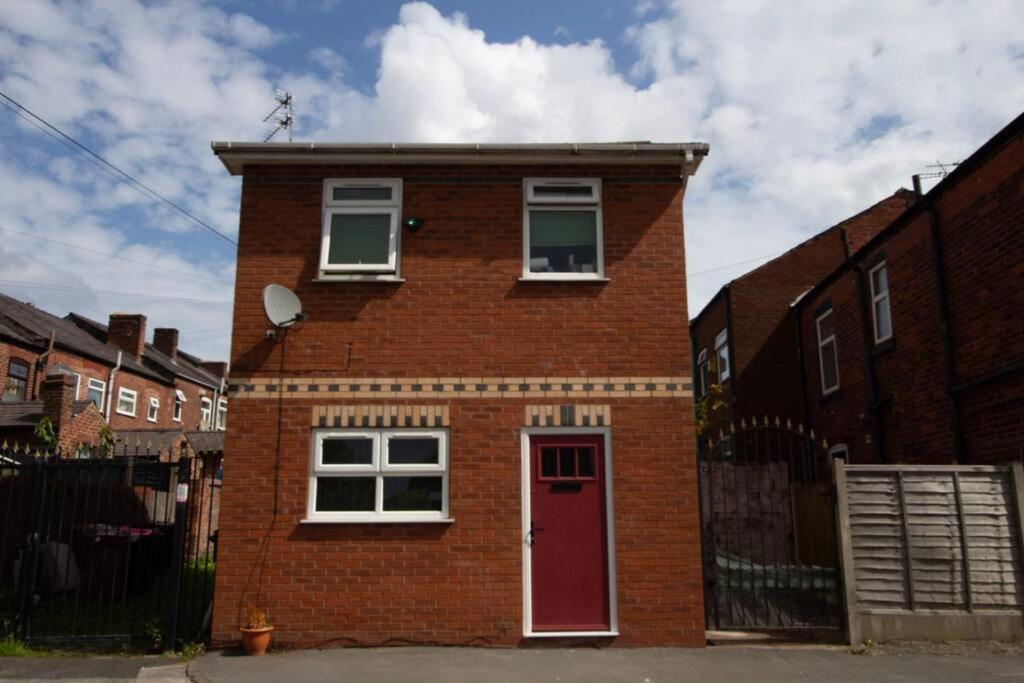 Cosy & Fully Equipped In Swinton * Manchester