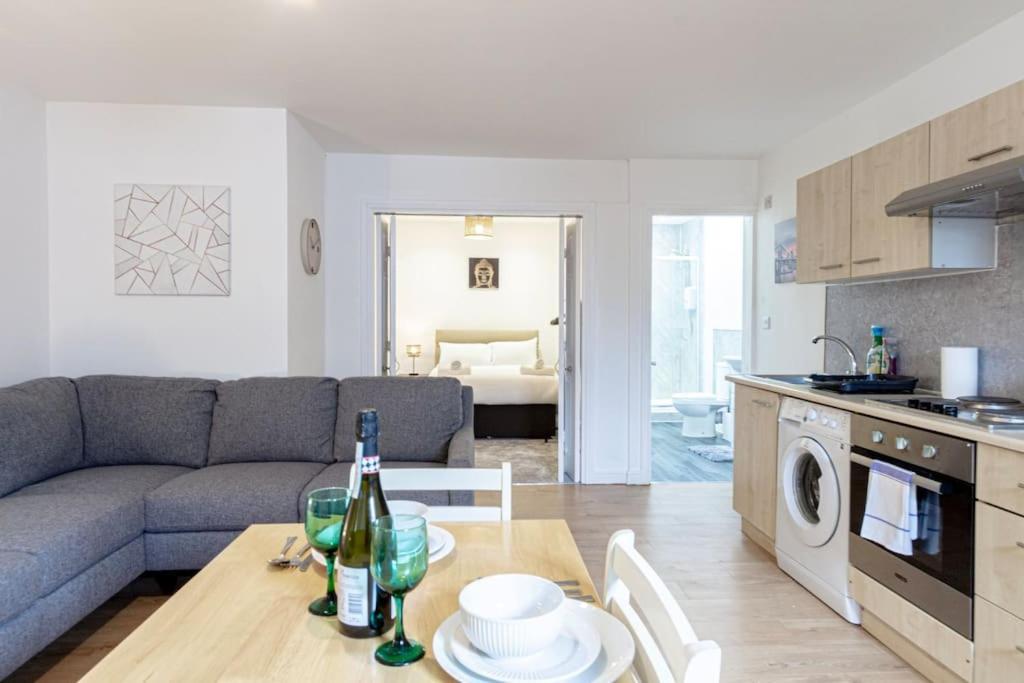 Cosy & Fully Equipped In Swinton Apartment Manchester