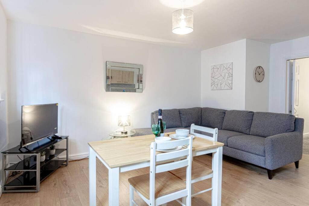 Cosy & Fully Equipped In Swinton Apartment