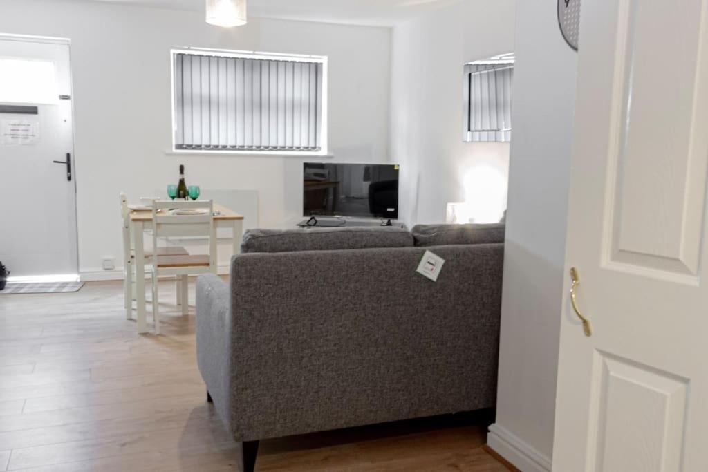 Cosy & Fully Equipped In Swinton Apartment *