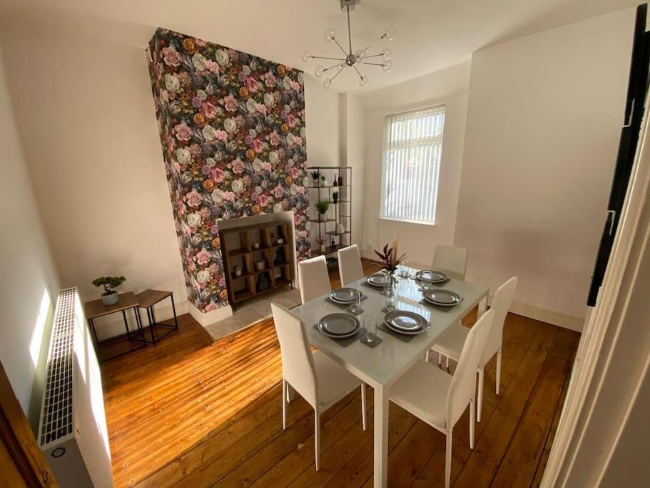 7 Bed - Spacious House - Central Vakantiehuis *