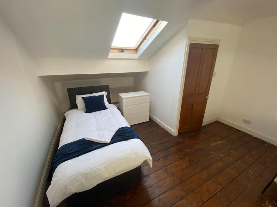 7 Bed - Spacious House - Central *