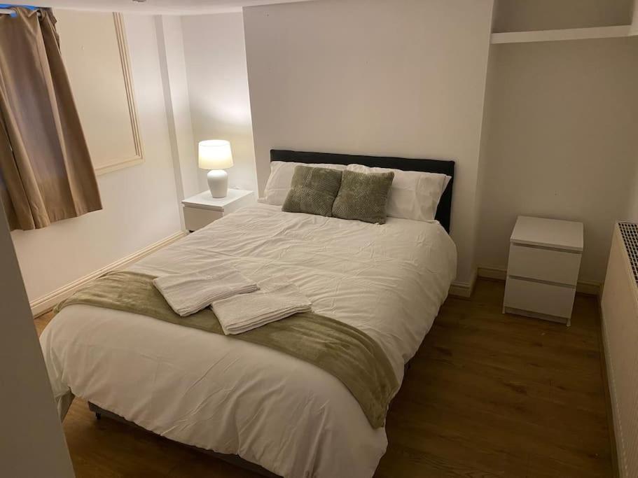7 Bed - Spacious House - Central