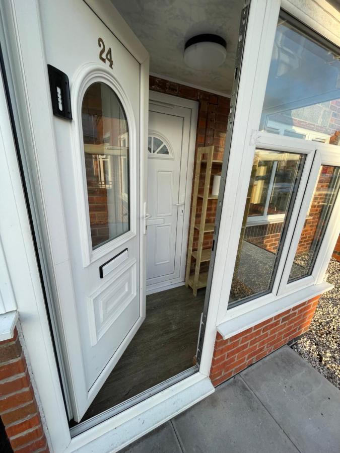 House Near Centre & Etihad, Free Parking & Garden Apartment