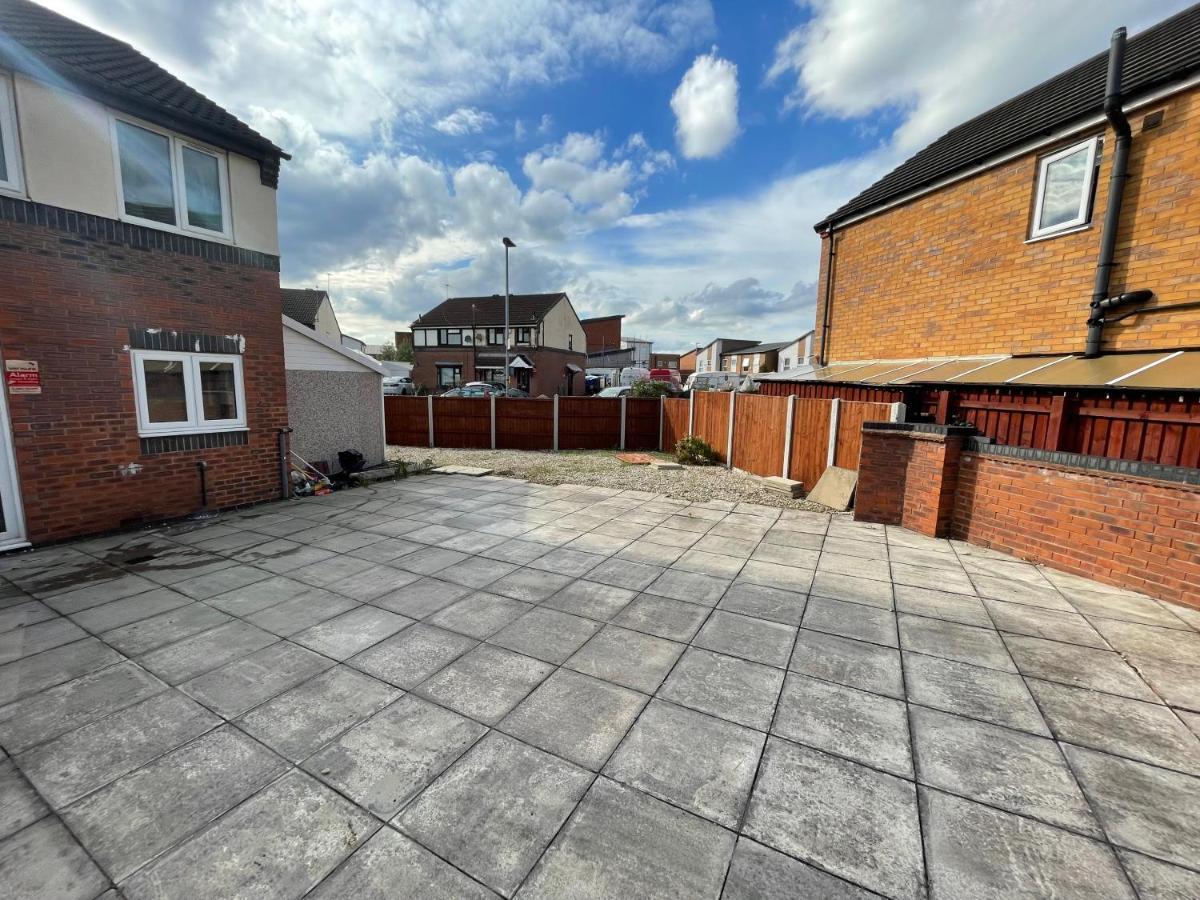 House Near Centre & Etihad, Free Parking & Garden Apartment *