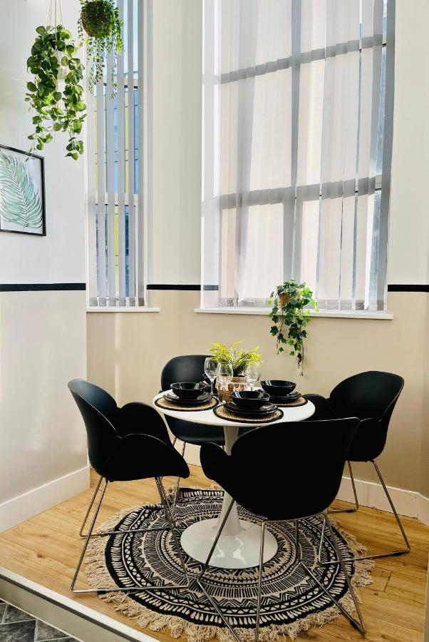 Bright And Spacious 2 Bed Apt - Sleeps Up To 6 *