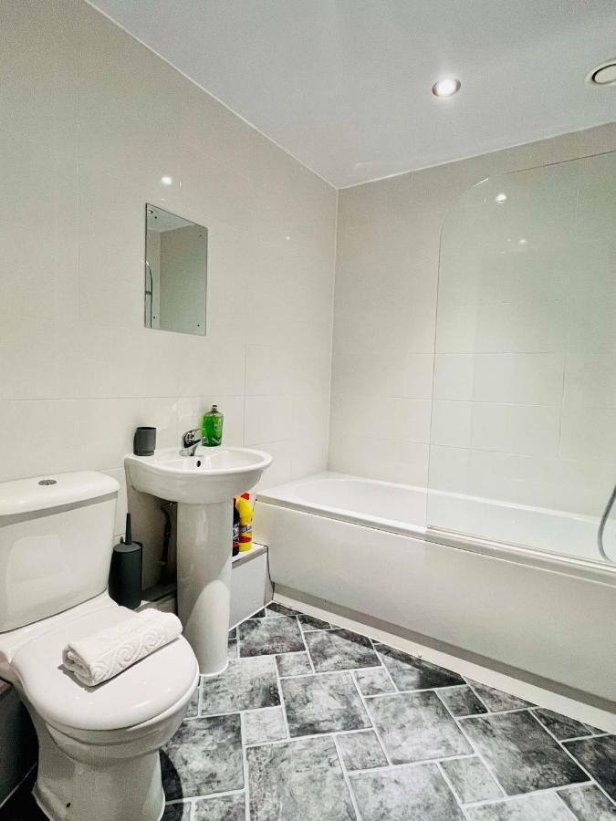 Bright And Spacious 2 Bed Apt - Sleeps Up To 6 *